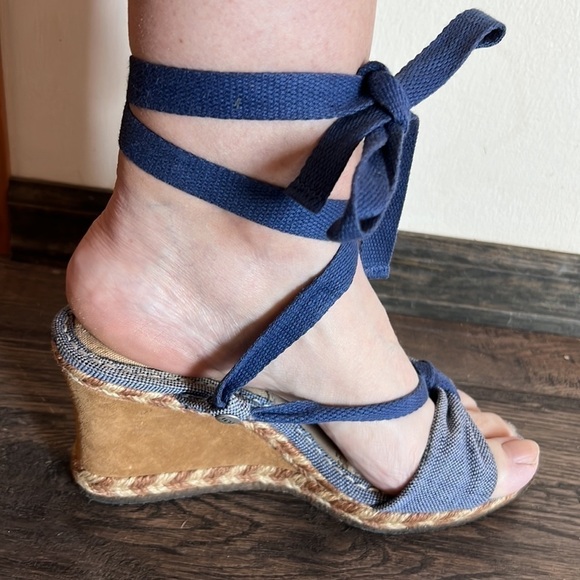 UGG AMELIE ESPADRILLE TIE UP ANKLE BLUE & TAN CASUAL WEDGE HEELS SIZE 8 - Picture 3 of 10